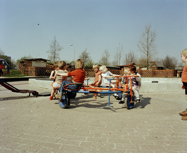 118143 Afbeelding van spelende kinderen in de speeltuin aan de Bijnkershoeklaan te Utrecht.